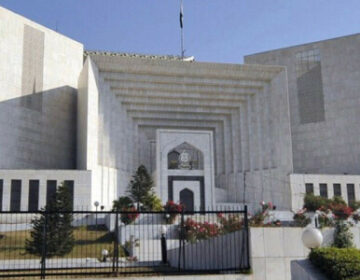 Supreme Court Declines KP Government's Request for Suo Motu on Protest Casualties ISLAMABAD: The Supreme Court’s constitutional bench dismissed the Khyber Pakhtunkhwa (KP) government’s request to take suo motu notice of the casualties during the Pakistan Tehreek-e-Insaf’s (PTI) protest in the federal capital. This request was made during a hearing on a petition addressing the existential threat posed by climate change. The KP Additional Advocate General urged the court to address the reported casualties on both sides of the protest, citing constitutional relevance. However, Justice Aminuddin Khan, leading the bench, clarified that the court could not consider matters outside its current scope. Justice Musarrat Hilali criticized the law officer for bringing political issues into the proceedings, while Justice Jamal Khan Mandokhail reiterated that the matter was not before the bench, leading to the rejection of the request via video link. The petition itself was initiated by the Public Interest Law Association of Pakistan and had been referred to the constitutional bench from Justice Syed Mansoor Ali Shah’s panel. SCBA Demands Judicial Inquiry Supreme Court Bar Association (SCBA) President Mian Mohammad Rauf Atta called for a judicial inquiry into the loss of lives during the protest. He criticized both the KP Chief Minister Ali Amin Khan Gandapur and Interior Minister Mohsin Naqvi, urging them to step down. According to Mr. Atta, Chief Minister Gandapur prioritized political gains over addressing law and order in his province, while Minister Naqvi was accused of deploying excessive force against protesters. The SCBA expressed deep concern over the use of coercive measures, noting that casualties, including unarmed protesters, resulted from the mishandling of the situation. Mr. Atta emphasized the importance of safeguarding fundamental human rights and urged the federal government to replace Minister Naqvi with an elected public representative capable of negotiating and avoiding violence. The Need for Dialogue and Reconciliation Highlighting the avoidable loss of lives, Mr. Atta stressed that dialogue could have prevented the carnage. He criticized the government’s approach, noting that democratic societies worldwide view such actions unfavorably. The SCBA remains committed to the rule of law and the protection of civilian rights, condemning the mishandling of protests that resulted in numerous injuries and deaths. سپریم کورٹ نے خیبر پختونخوا حکومت کی مظاہروں پر از خود نوٹس کی درخواست مسترد کر دی