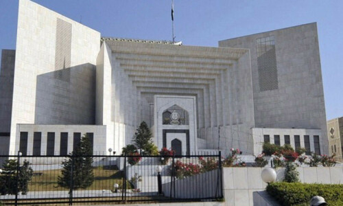 Supreme Court Declines KP Government's Request for Suo Motu on Protest Casualties ISLAMABAD: The Supreme Court’s constitutional bench dismissed the Khyber Pakhtunkhwa (KP) government’s request to take suo motu notice of the casualties during the Pakistan Tehreek-e-Insaf’s (PTI) protest in the federal capital. This request was made during a hearing on a petition addressing the existential threat posed by climate change. The KP Additional Advocate General urged the court to address the reported casualties on both sides of the protest, citing constitutional relevance. However, Justice Aminuddin Khan, leading the bench, clarified that the court could not consider matters outside its current scope. Justice Musarrat Hilali criticized the law officer for bringing political issues into the proceedings, while Justice Jamal Khan Mandokhail reiterated that the matter was not before the bench, leading to the rejection of the request via video link. The petition itself was initiated by the Public Interest Law Association of Pakistan and had been referred to the constitutional bench from Justice Syed Mansoor Ali Shah’s panel. SCBA Demands Judicial Inquiry Supreme Court Bar Association (SCBA) President Mian Mohammad Rauf Atta called for a judicial inquiry into the loss of lives during the protest. He criticized both the KP Chief Minister Ali Amin Khan Gandapur and Interior Minister Mohsin Naqvi, urging them to step down. According to Mr. Atta, Chief Minister Gandapur prioritized political gains over addressing law and order in his province, while Minister Naqvi was accused of deploying excessive force against protesters. The SCBA expressed deep concern over the use of coercive measures, noting that casualties, including unarmed protesters, resulted from the mishandling of the situation. Mr. Atta emphasized the importance of safeguarding fundamental human rights and urged the federal government to replace Minister Naqvi with an elected public representative capable of negotiating and avoiding violence. The Need for Dialogue and Reconciliation Highlighting the avoidable loss of lives, Mr. Atta stressed that dialogue could have prevented the carnage. He criticized the government’s approach, noting that democratic societies worldwide view such actions unfavorably. The SCBA remains committed to the rule of law and the protection of civilian rights, condemning the mishandling of protests that resulted in numerous injuries and deaths. سپریم کورٹ نے خیبر پختونخوا حکومت کی مظاہروں پر از خود نوٹس کی درخواست مسترد کر دی