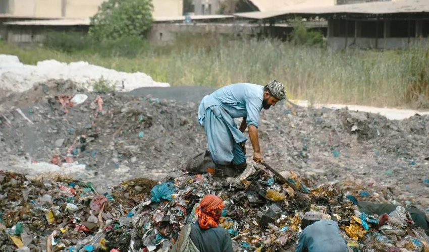 کراچی میں کچرا پھیلانے والوں کے خلاف سخت کارروائی