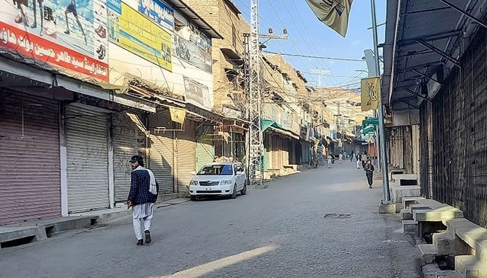 کُرم کی بندش پر مظاہرہ کرنے والے بلدیاتی نمائندوں کا انتباہ: استعفیٰ دینے کی دھمکی