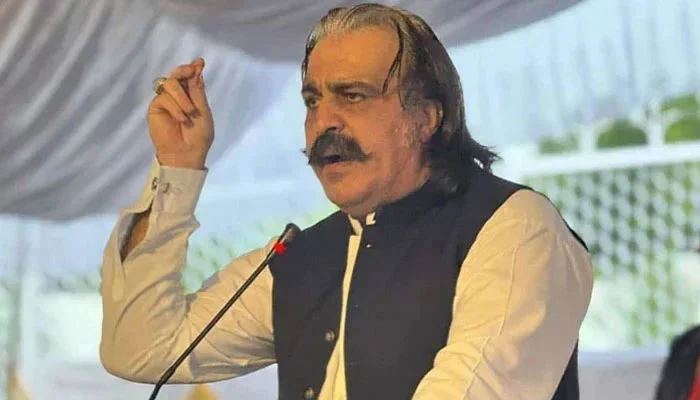 وزیراعلیٰ گنڈا پور کا عمران خان کو مشورہ: امن کا راستہ چھوڑیں، ورنہ ہتھیاروں کے ساتھ سڑکوں پر نکلیں گے