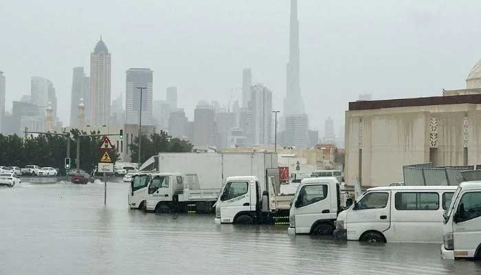 سعودی عرب میں موسلا دھار بارشوں اور سیلاب کی صورتحال، حکومت کی جانب سے ہائی الرٹ