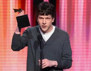 Jesse Eisenberg honors ‘fairy godmother’ Emma Stone in heartfelt acceptance speech