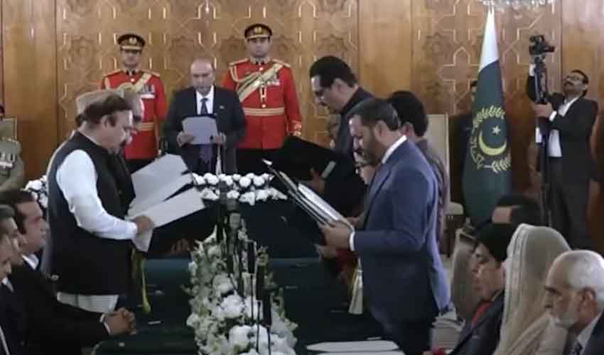 President administers oath to new federal, state ministers