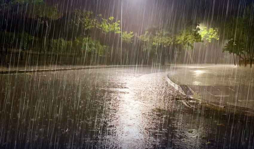 Persistent rain in Lahore leads to drop in mercury