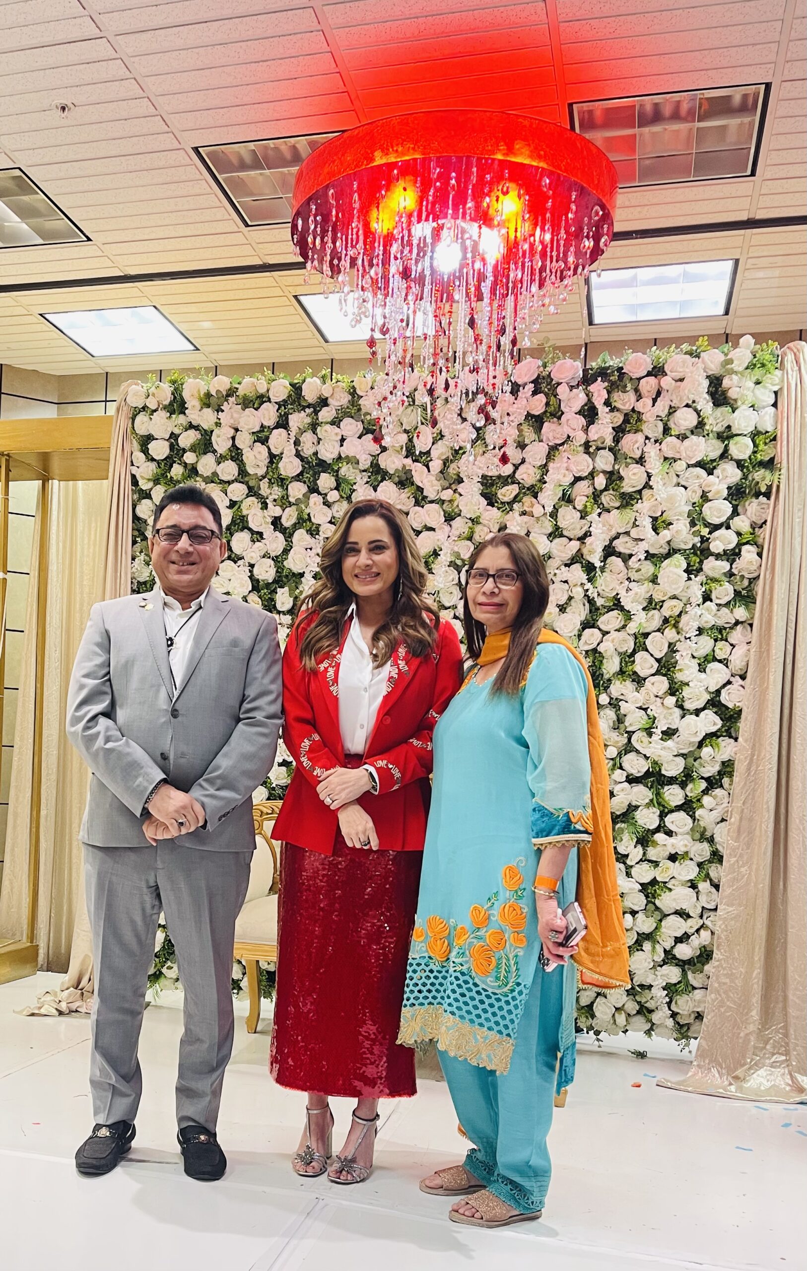 Dallas: Indian actress Neelam Kothari Soni pictured with The Jago Times CEO Raja Zahid Akhtar Khanzada (right) and President Dr. Nasreen Khanzada (left) following a successful event.