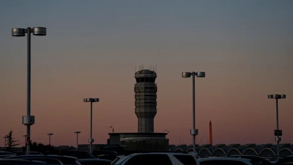 American Airlines flight forced to abort landing at Reagan National Airport to avoid another plane