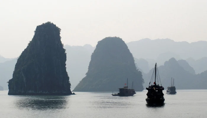 Tourist Boat Capsizes in Vietnam’s Ha Long Bay, Leaving 28 Dead and Dozens Missing