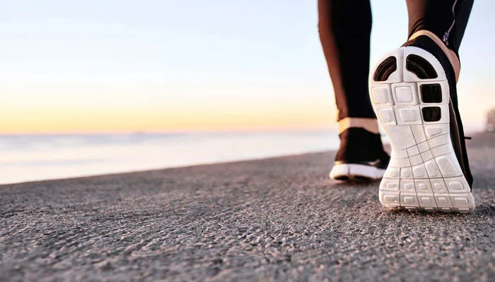 The 10-Minute Walk: Why Continuous Strolls are Better for Your Heart than Short Bursts