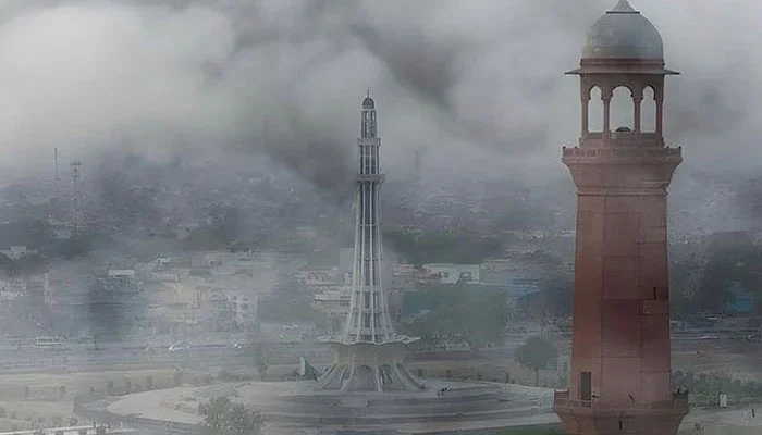 Breathing Difficult in Lahore as Air Quality Remains at Hazardous Levels