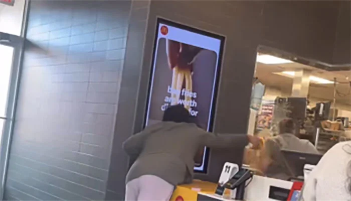 🇬🇧 US: Customer Hurls Hot Coffee at Restaurant Manager Over Delayed Order in Shocking Incident