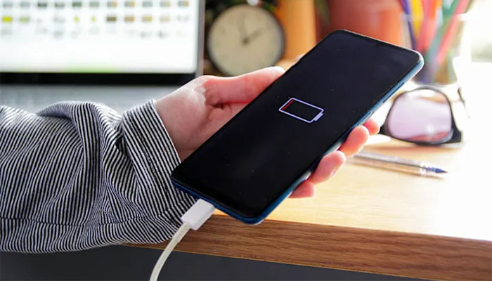 🇬🇧 Tech Check: Does Leaving a Smartphone Plugged In for Hours Damage the Battery?