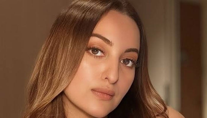 **”Sonakshi Sinha Slams Air India for Flight Delay: A Repeated Issue in Indian Aviation?”**