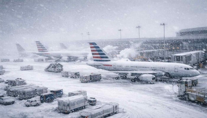 “Massive Snowstorm Brings Emergency to 24 US States, Disrupts Air Travel”