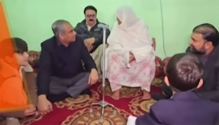 Pakistani Minister Pays Tribute to Martyred Soldier in Quetta