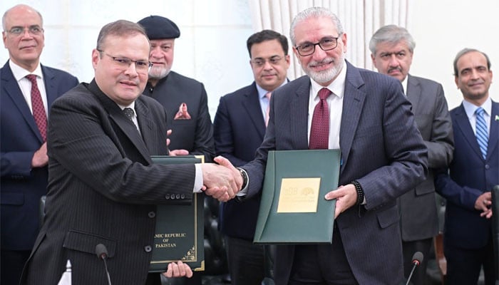 Pakistan, Islamic Development Bank Sign $630 Million Loan Agreements