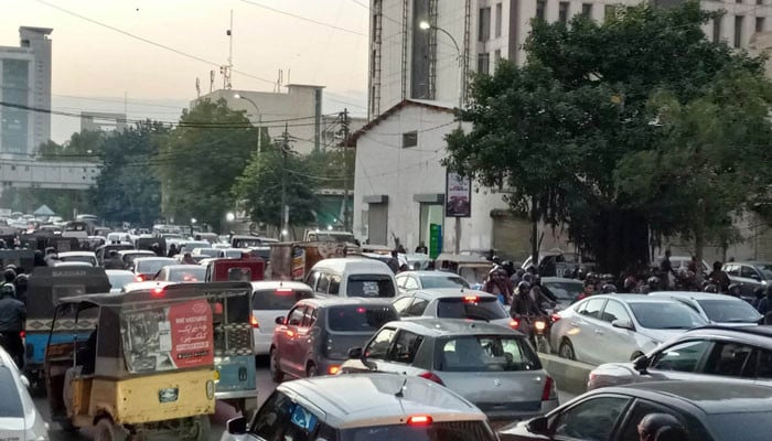 Karachi Police Blocks Roads Amid Protests Against Eman Mazari and Hadi Ali Chittha Arrest