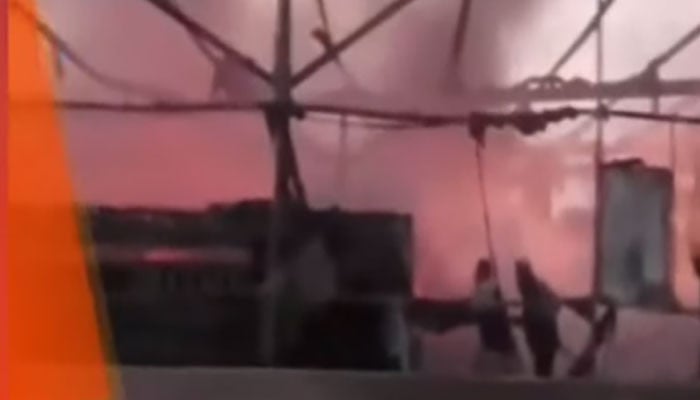 Factory Blaze Engulfs Karachi Neighborhood, Firefighters Battle to Contain Blaze