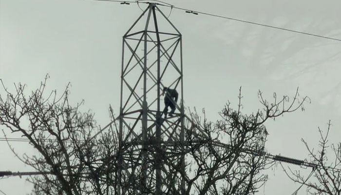 Man Clings to Power Line in UK, Leaving Thousands Without Electricity