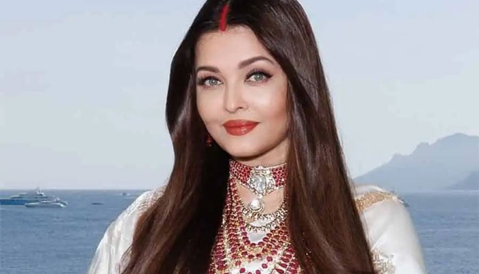 Bollywood Designer Reveals Shocking Details About Aishwarya Rai’s 400 kg Jewellery