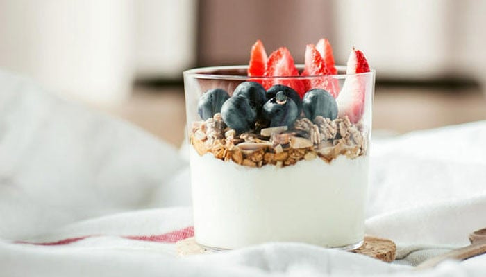 Eating Yogurt at Night Can Help Reduce Bloating and Improve Calcium Absorption
