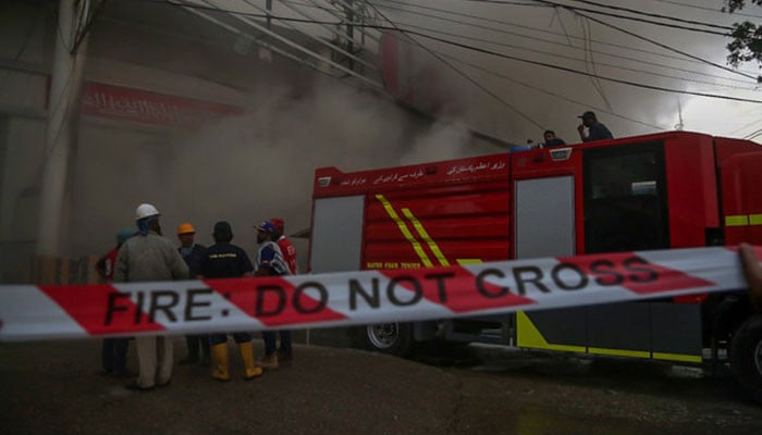 Massive Fire Engulfs Superstore in Karachi’s Kelfield, Rescue Efforts Underway